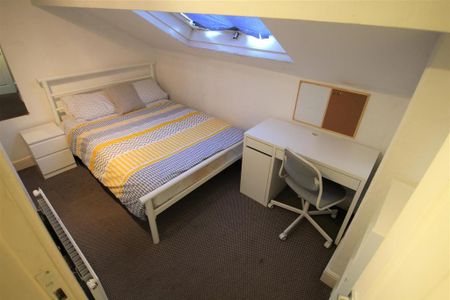 1 bedroom in a house share to rent - Photo 2