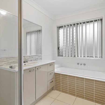 Charming 4-Bedroom Family Home for Rent in Marsden - Photo 2