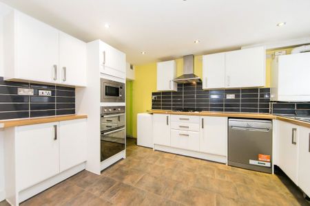 Burchett Grove, Woodhouse, Leeds - Photo 3