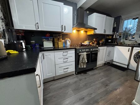 3 bedroom terraced house to rent - Photo 5