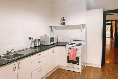 Stylish Three-Bedroom Home in Prime Richmond Location! - Photo 2