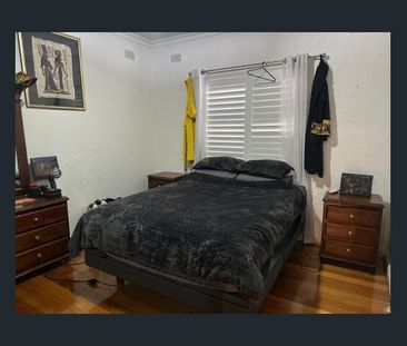 WOW FACTOR IN ALBERT PARK - POLISHED FLOORBOARDS, HEATING & COOLING... - Photo 4
