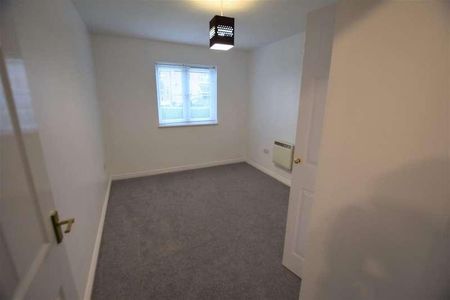 Winton Road, Stratton, SN3 - Photo 4