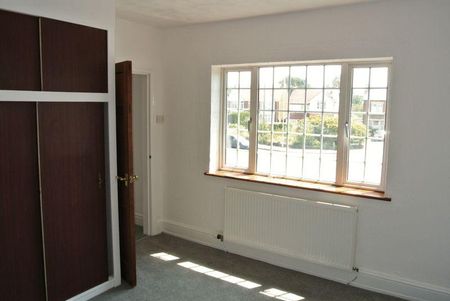 4 bedroom semi-detached house to rent - Photo 3