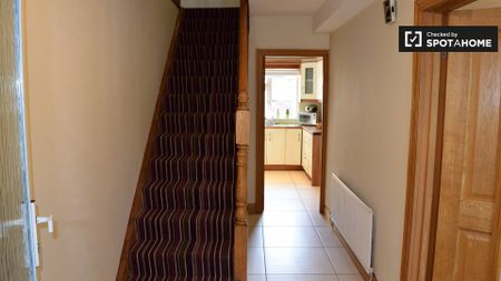 Twin bedroom in 5-bedroom apartment in Clondalkin, Dublin - Photo 4