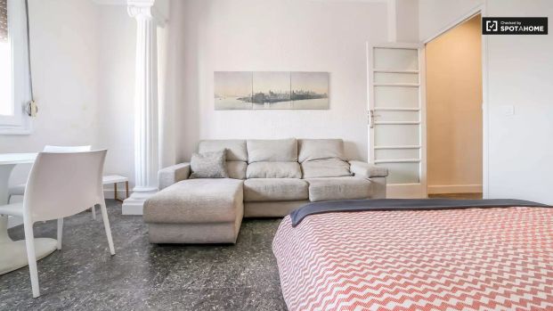 Room in a shared 5-bedroom apartment for rent in Russafa perfect for students - Foto 1