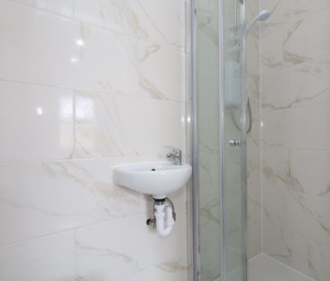 Studio Flat, Honley Road, SE6 - Photo 3