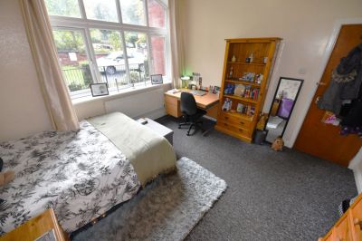 3 bedroom Flat in Wood Lane, Leeds - Photo 4