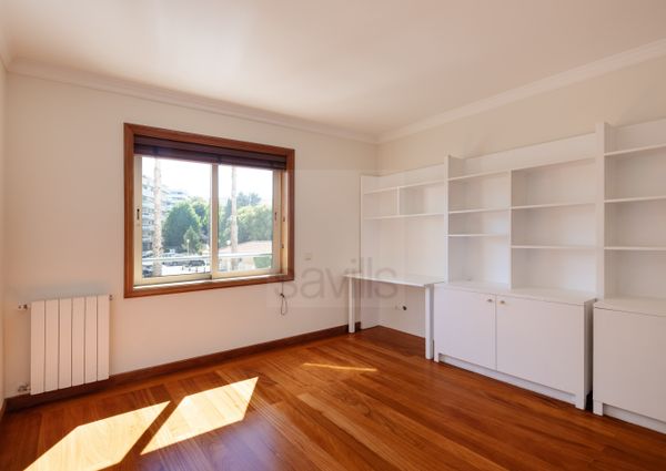 Apartamento T3+1 para arrendar em condomínio fechado na Foz