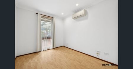 Timeless design. Corner position. Poolside living done right. - Photo 4