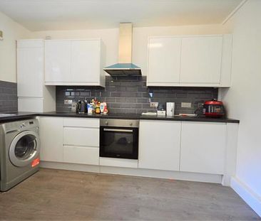 Recently refurbished 4 bed with a modern kitchen and bathroom and wood floors - Photo 3