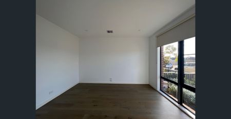 THREE BEDROOM TOWNHOUSE - Photo 2