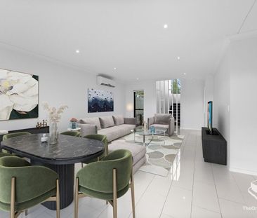 Pacific Pines Townhouse - Modern & Spacious Living - Photo 2