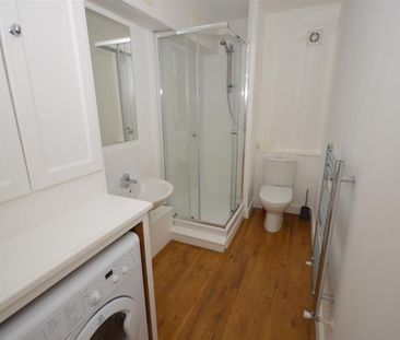 1 bedroom Flat To Let - Photo 2