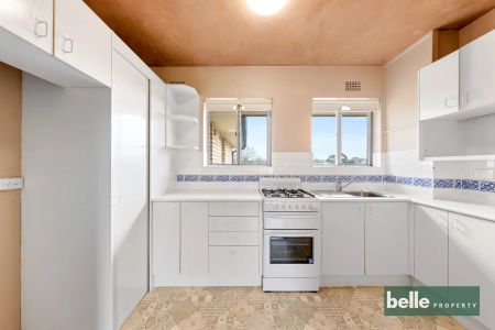 Bright & Convenient Two-Bedroom Apartment - Photo 3