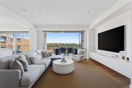 Modern, Light filled and Spacious 3 Bedroom Apartment With Stunning City and District Views! - Photo 2