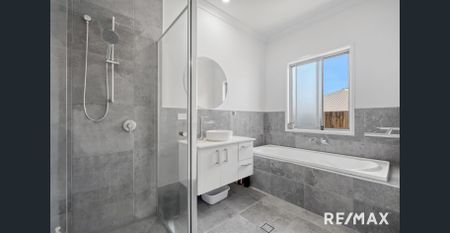 Stylish 3 bedroom duplex with 2 bathrooms and air conditioning in tranquil Tulipwood Estate. - Photo 2