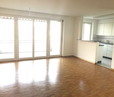 HELLE UND GERÄUMIGE WOHNUNG SUCHT NEUEN MIETER! - Foto 1