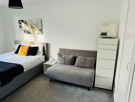 2 Bed Maisonette, Longheath Gardens, CR0 - Photo 4