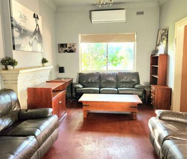 3BR Home in Caulfield South with Air-Conditioning & Private Backyar... - Photo 1