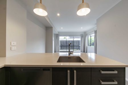 Beautifully Presented Executive Townhouse - Photo 2