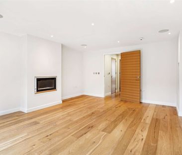 Well presented house located close to Battersea Park - Photo 2