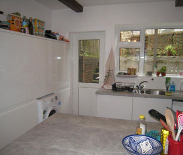 4 bedroom semi-detached house to rent - Photo 6