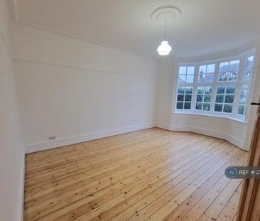 4 bedroom semi-detached house to rent - Photo 5