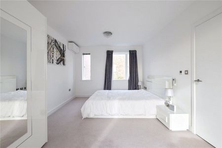 Well presented 4 bedroom link detached house at the prestigious Ninewells development located within a short walk of Addenbrookes campus and with excellent access to the City centre. Garage and driveway parking space. Furnished. - Photo 3