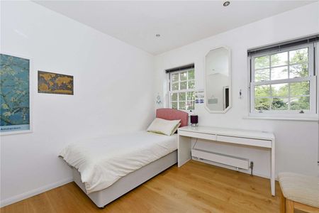 A five bedroom family home in the Queens Acre gated estate in Windsor - Photo 3