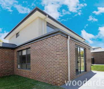 IMPRESSIVE TOWNHOUSE IN MOUNT WAVERLEY SCHOOL ZONE - Photo 4
