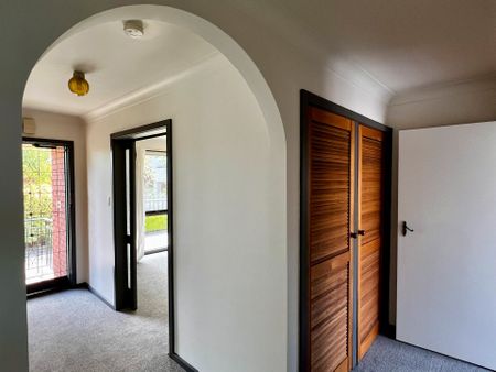 Spacious 2-bedroom Villa in beautiful Kew East - Photo 3