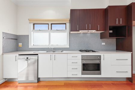 Boutique apartment in prime South Yarra location - Photo 2