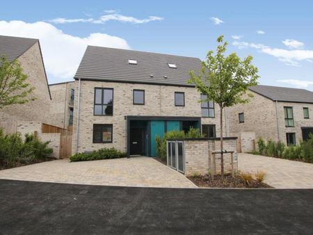 A modern four bedroom semi-detached house. Located in the new Elderberry Walk development. Available August and offered on an unfurnished basis. EPC - B - Photo 2