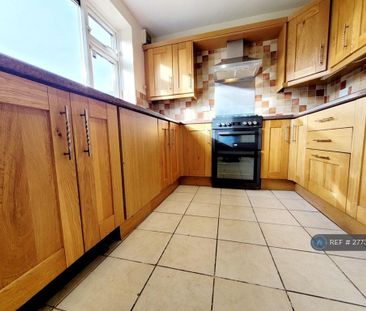 3 bedroom semi-detached house to rent - Photo 6