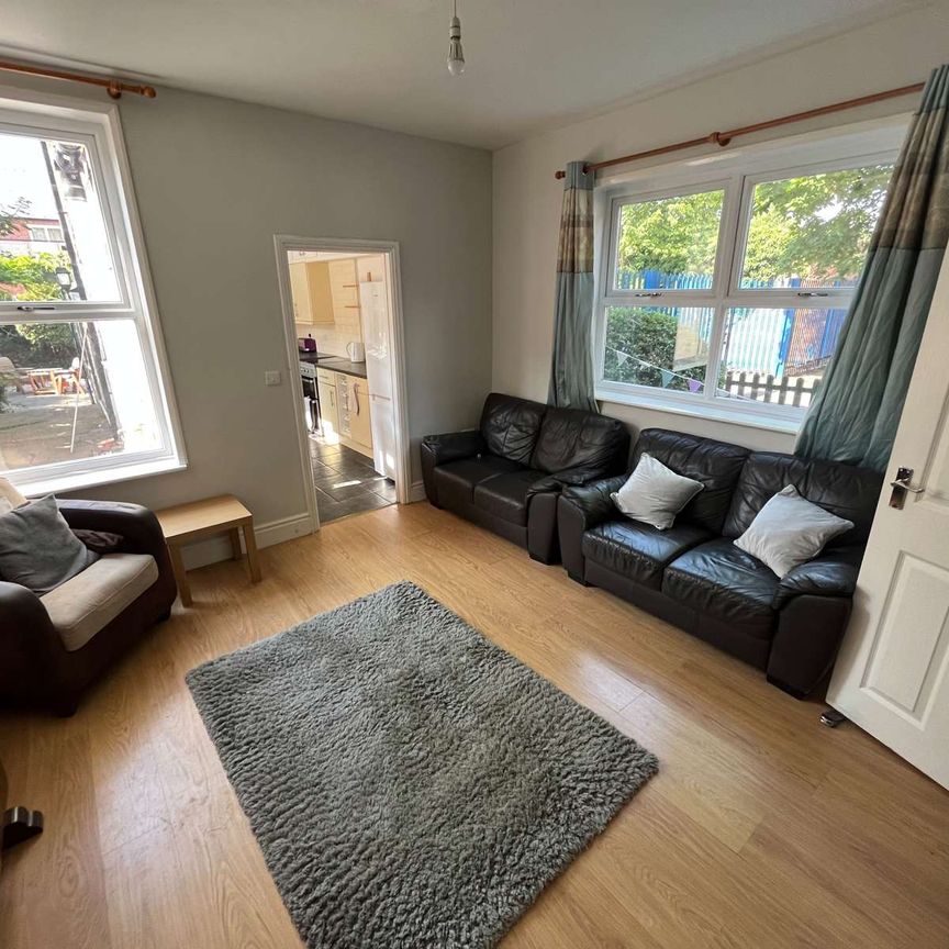 West Parade Room 1 - Photo 1