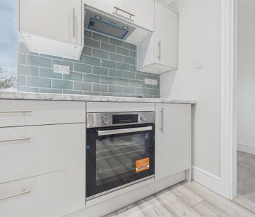 4 bedroom end of terrace house to rent - Photo 6