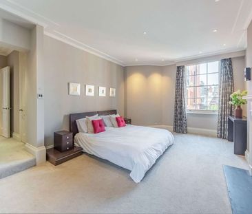 Beautifully refurbished 3 bedroom, 2 bathroom period apartment with parking. Exquisite design, high quality materials, lavishly furnished and enviably located near Westminster Cathedral. - Photo 5