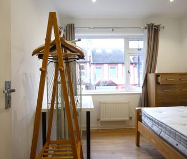 4 bedroom end of terrace house to rent - Photo 5