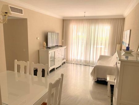 Apartamento planta baja en alquiler en Marbella - Photo 2