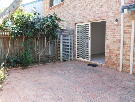 Large open plan townhouse with courtyard - Photo 5