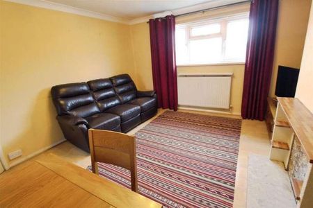 Lower Cippenham Lane, Slough, SL1 - Photo 2