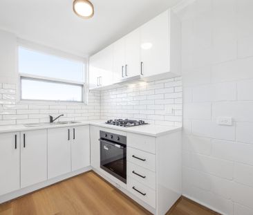 Fully renovated unit with private courtyard! - Photo 3