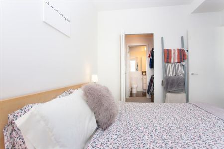 Spacious One Bedroom Corner Unit by New Skytrain Station - Photo 4
