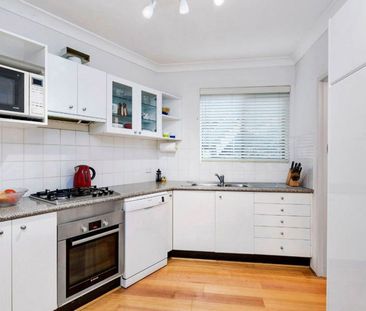 Stylish Treetop Apartment in an Unbeatable Location - Photo 3