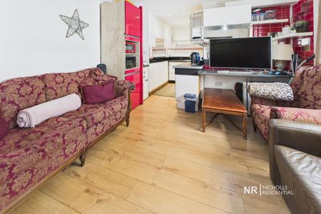 4 bedroom flat to rent - Photo 2