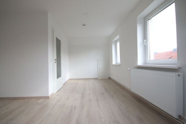 Lichtdurchflutete Dachgeschosswohnung mit Einbauküche - Foto 1