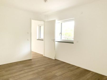 FÜ: Erstbezug! Attraktiv & repräsentativ, 2-Zi-Whg (1.OG) mit EBK, Balkon, Aufzug + TG-Stellplatz - Photo 4