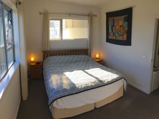 Sunny private 2 bedroom townhouse close to town - Photo 1