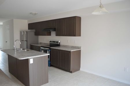 For Lease - 3 Butcher Crescent, Brantford, Ontario - Photo 2